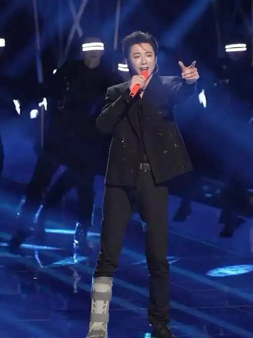 原视频在wb江苏卫视跨年演唱会#宝藏男孩刘宇宁  #摩登兄弟刘宇宁