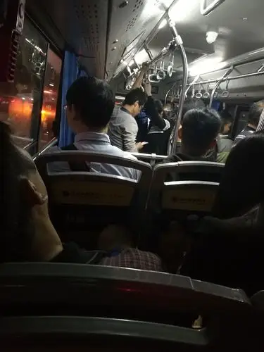 夜晚的深圳公交车上依然很拥挤打工不容易啊