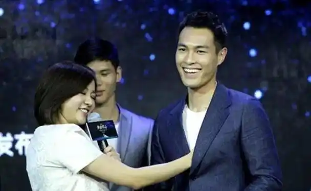 靠肩撒娇摸脸掐腰强吻壁咚没分寸感的女明星算不算耍流氓