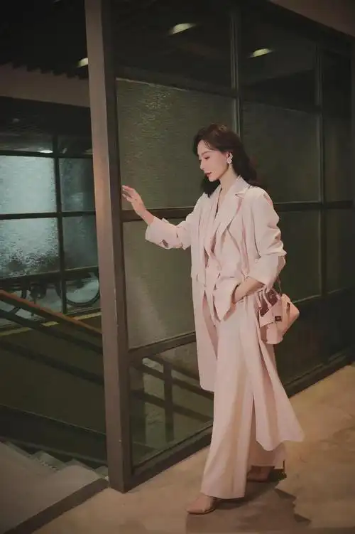 陈数也太会撩了吧穿粉色风衣套装凹造型迷人又性感