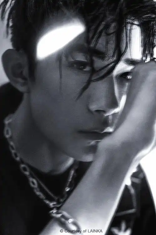 易烊千玺抓住17岁的尾巴更新了ins,配文很煽情,照片却被无情嘲笑