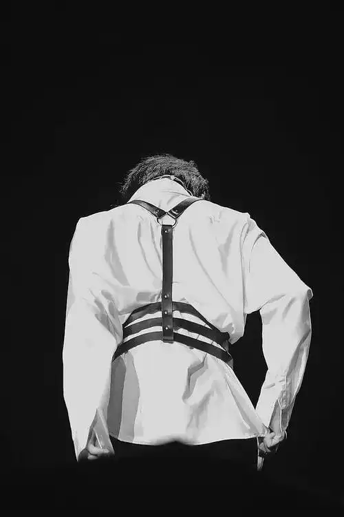 宋亚轩elle八月刊封面背影预告没人不爱宽肩窄腰的大帅哥