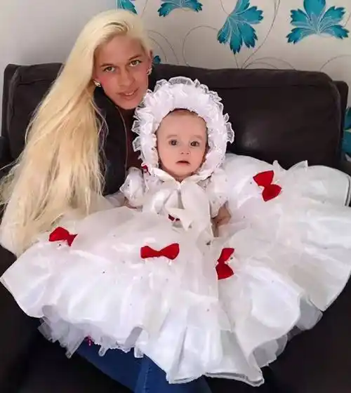 6岁女孩长相酷似谢大脚,获选美冠军备受争议,网友:妈妈害了她_hallie