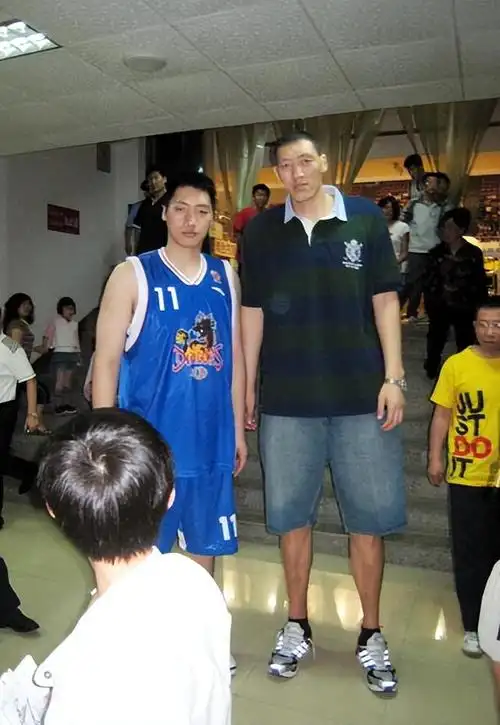 他比姚明还高10公分,身高2.35米娶1.9米娇妻,创造吉尼斯纪录!