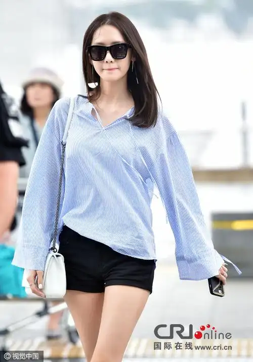 允儿着热裤机场秀尽大长腿对镜头抿嘴打招呼