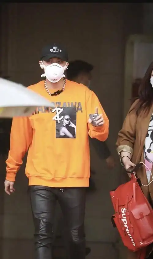 兄弟情深!鹿晗黄子韬机场同款潮包