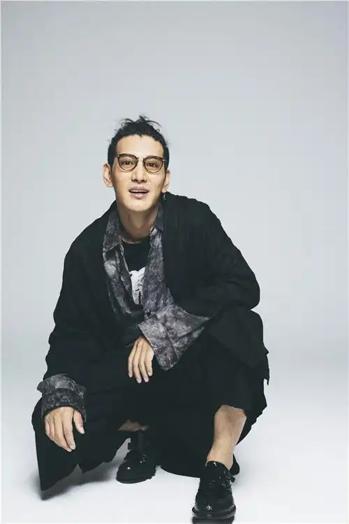 组图:蒲巴甲写真独具风格 造型抢眼转战时尚咖