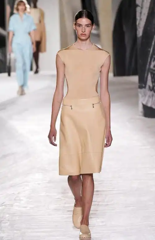 夏季穿搭咖色才是成熟女人的选择优雅高级还时髦