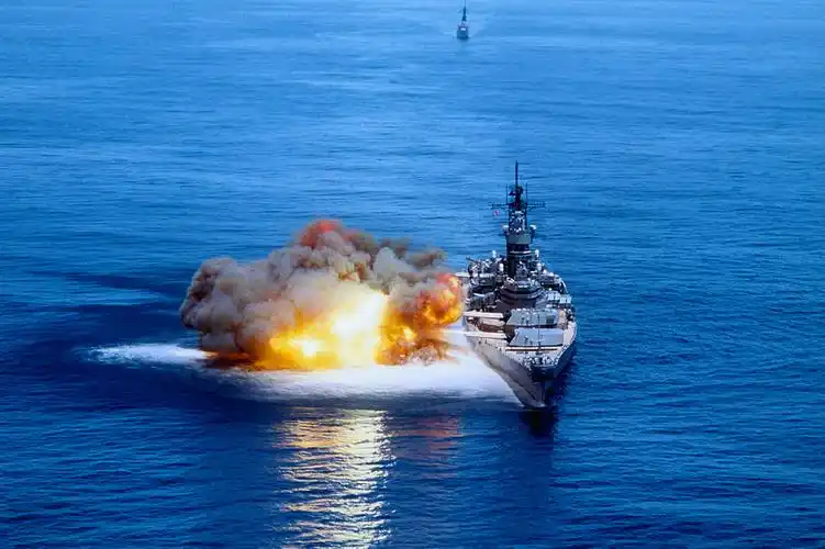 大舰巨炮战列舰开火的巨大威力