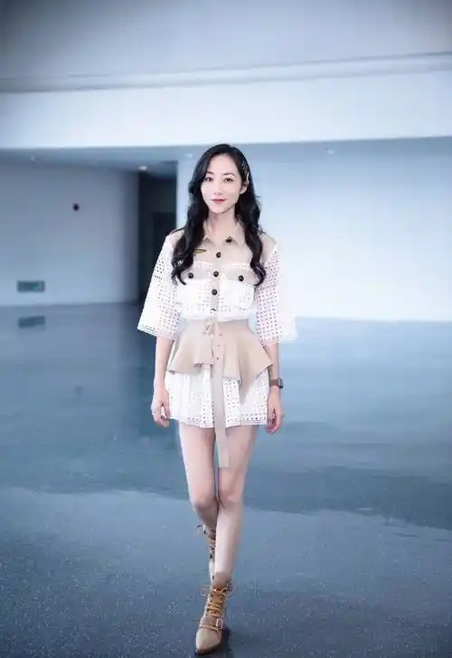 韩雪依旧那么美穿衬衫长裤配无袖风衣配长发红唇尽显知性明艳