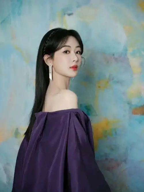 杨紫紫色一字裙