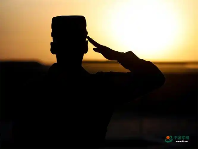 敬礼.姚凯 摄训练间隙合影.