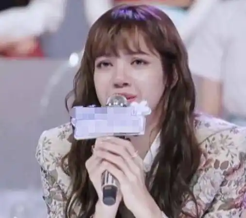 原创lisa录节目哭到脱妆镜头放大10倍看到真实素颜已经22岁了