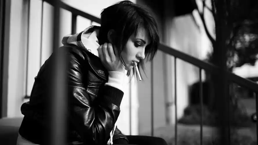 伤心,抽烟,women,sitting,monochrome,cigarettes,sad,smoking,壁纸