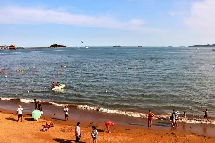 夏日风情之青岛第六海水浴场