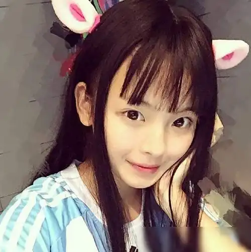 杨超越虽然出道一段时间了,但是身上还是有少女的感觉,身穿蓝色校服的