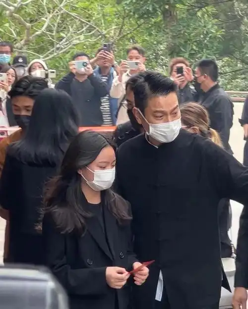 刘德华捧遗照送父亲火化鞠躬致谢还教女儿派红包姐弟六人齐聚