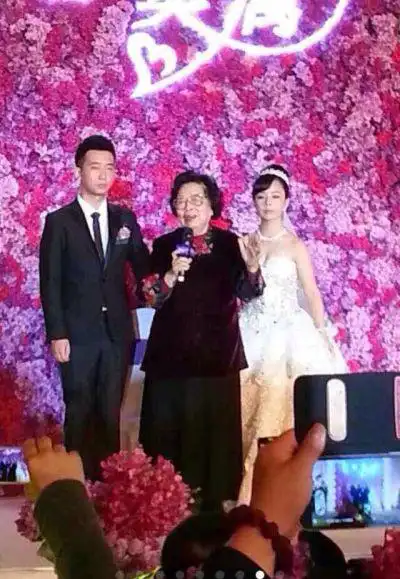 王二妮结婚毕姥爷证婚 新郎帅不是阿宝
