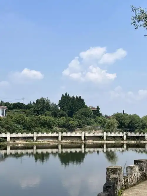 清漪湖是雅安市名山区特色旅游区之一,青山绿水,碧波荡漾,景色宜人