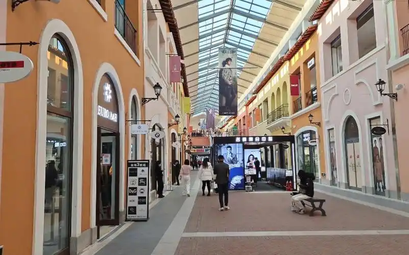 哈尔滨枫叶小镇奥特莱斯,世界名牌商品琳琅满目,血拼的好地方