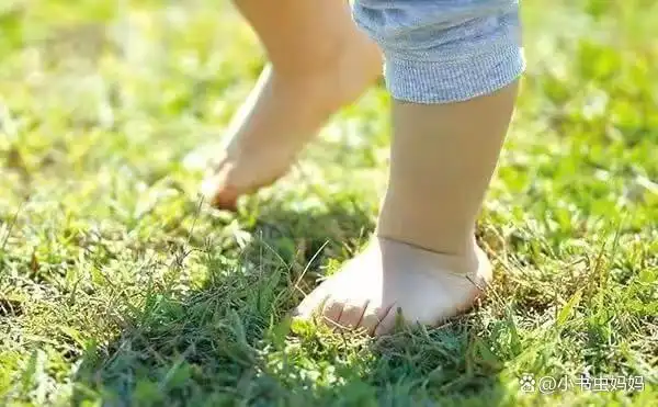 夏天,宝宝光脚走路好处多,这几类宝宝更应该多光脚