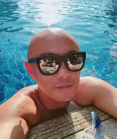 张卫健连续三天晒自拍辟谣被抓,而粉丝们却大方感谢造谣者?