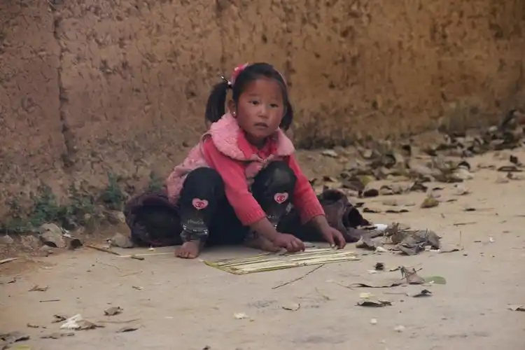 《赤脚女孩》气温2度,小女孩打着赤脚在地上玩耍 2018年11月摄于四川