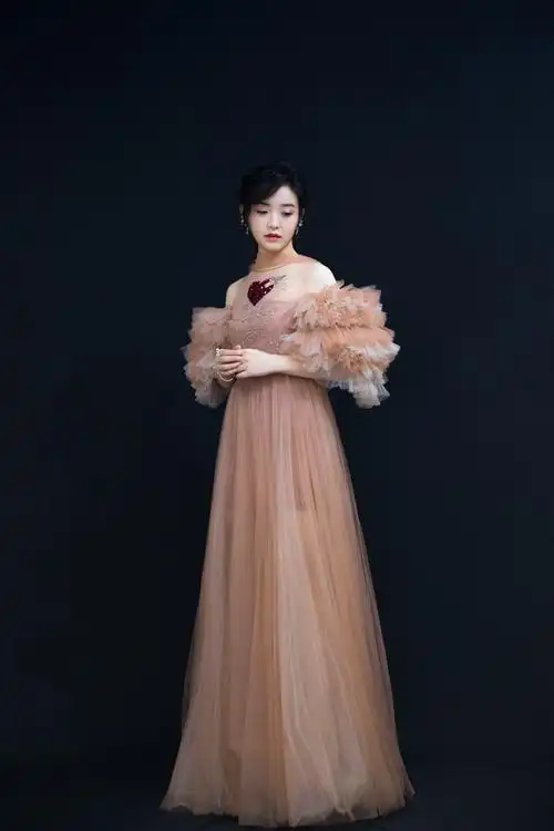 金雯昕2018国剧盛典红毯首秀清新灵动笑容甜girl