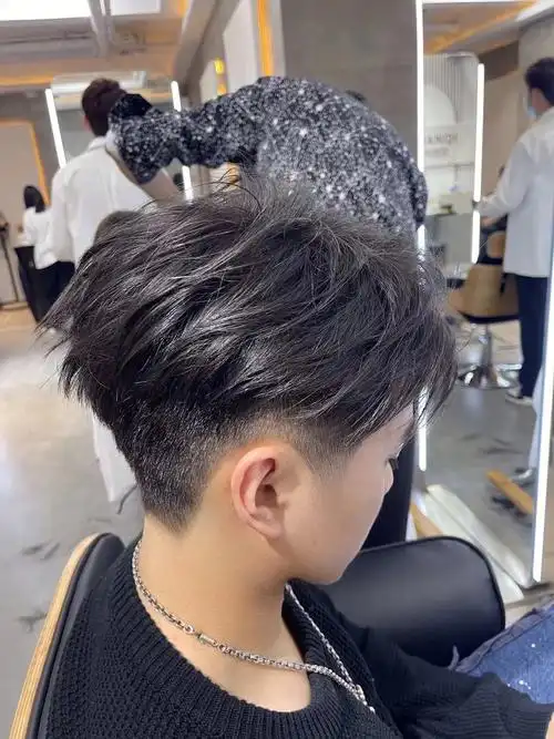 两边不用太光从图片上看,这种发型轮廓是方形的,头顶平两边垂直,形成