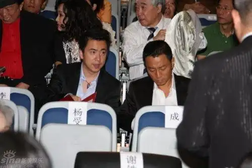 图文王中磊张涵予并坐台下忐忑等待颁奖结果