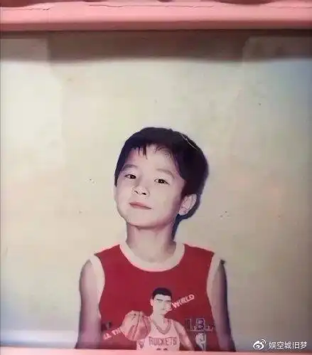 吴亦凡,从小到大都是同款的深邃表情,不知道你们有没有get到?