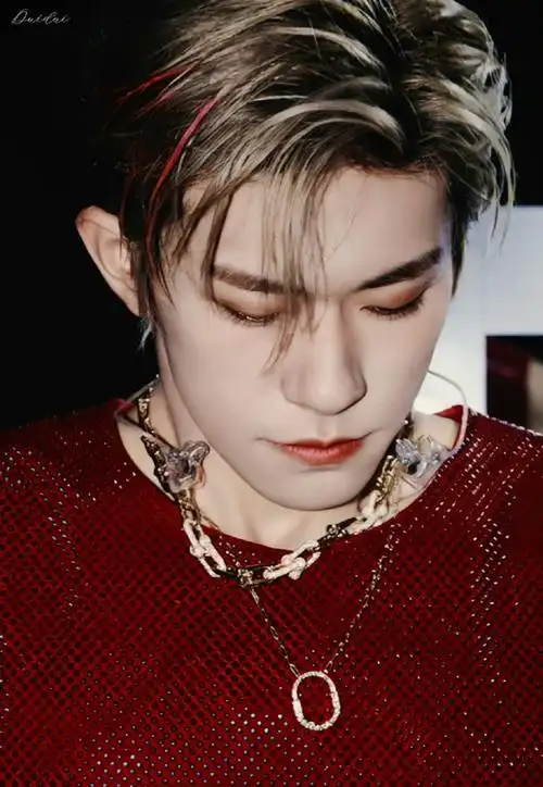 外媒镜头下的易烊千玺生图#易烊千玺超话背头一开 伤害你猜