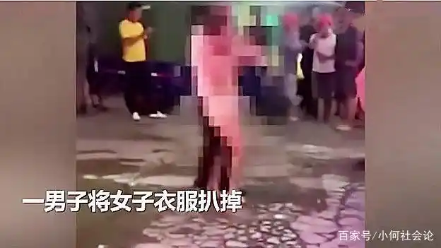 辣眼睛!女子疑因坐摩的少付4元,惨遭司机当众扒衣引路人围观