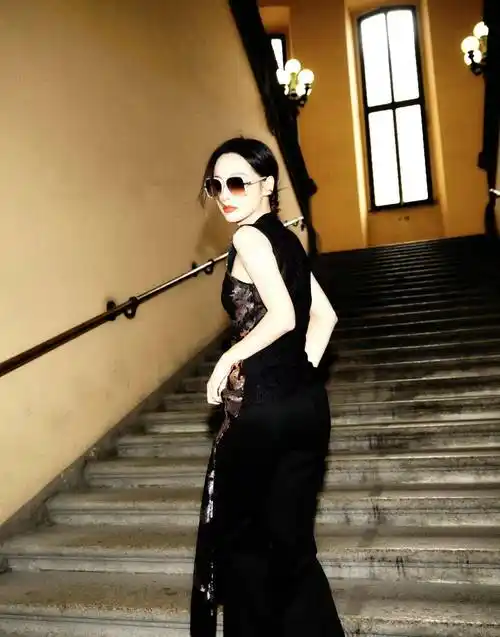 张嘉倪在米兰时装周街拍,身穿黑色刺绣长裙,显得自信大方!