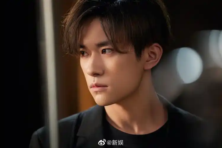 易烊千玺获2021腾讯娱乐白皮书年度电影男演员top1