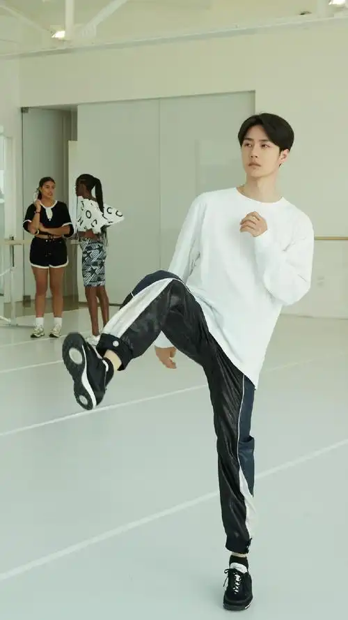 王一博白色卫衣跳舞花絮照##王一博顺毛白卫衣造型花絮照