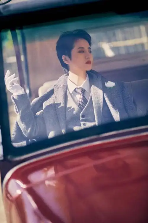 新锐唱作歌手蒋一侨在微博上发布了一组写真,身穿