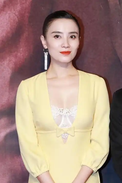 宋佳挺有女人味的穿黄色v领裙露出蕾丝内衣一点没有中年气息