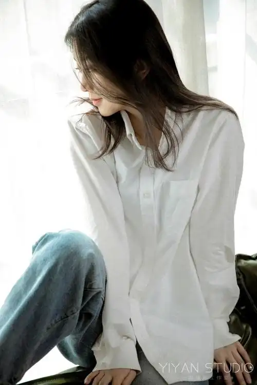 白衬衫少女的午后