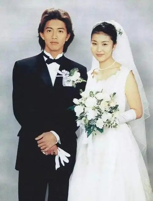 木村拓哉与爱妻工藤静香罕见同框,十指紧扣超恩爱,打破婚变传闻