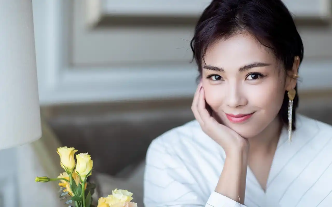 刘涛温婉动人写真桌面壁纸