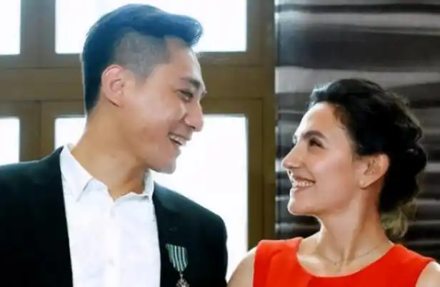 刘烨妻子近照曝光,40岁像60岁!儿女似印度人