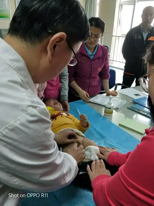 苏主任在为一位滑动睾丸的患儿查体