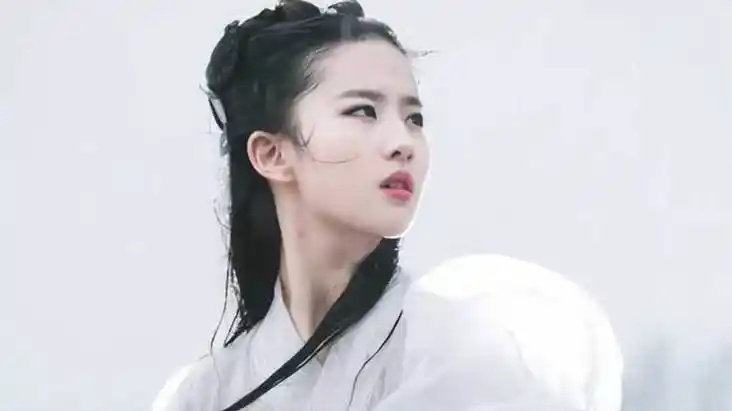 2.神雕侠侣中刘亦菲饰演的小龙女