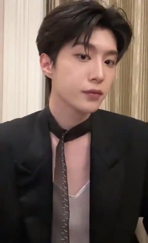 范丞丞最新手势舞来啦黑西装深v造型好帅