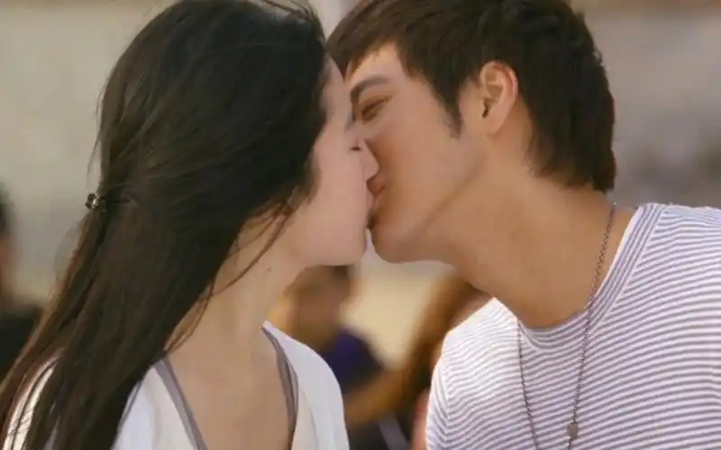 0076- 神仙姐姐刘亦菲与王力宏香甜吻戏,据说最后一场是力宏强烈要求