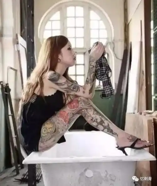 纹身素材:一组花腿送给你