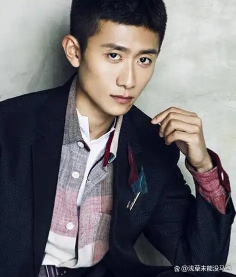 杨紫大学同学结婚,张一山当伴郎,戴眼镜封印颜值不抢新郎风头