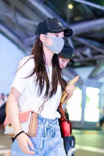 张雪迎穿白t配牛仔裤现身 口罩遮面包裹严实"葛优瘫"低头刷手机