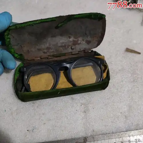 怀旧收藏老眼镜一副